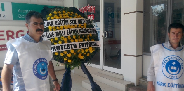 Yönetici atamalarına, eğitimcilerden siyah çelenkli protesto
