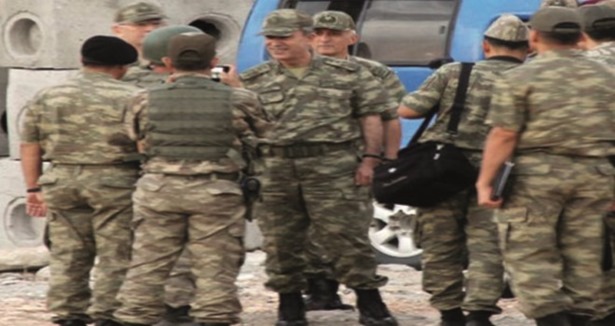 Kara Kuvvetleri Komutanı Suriye sınırında