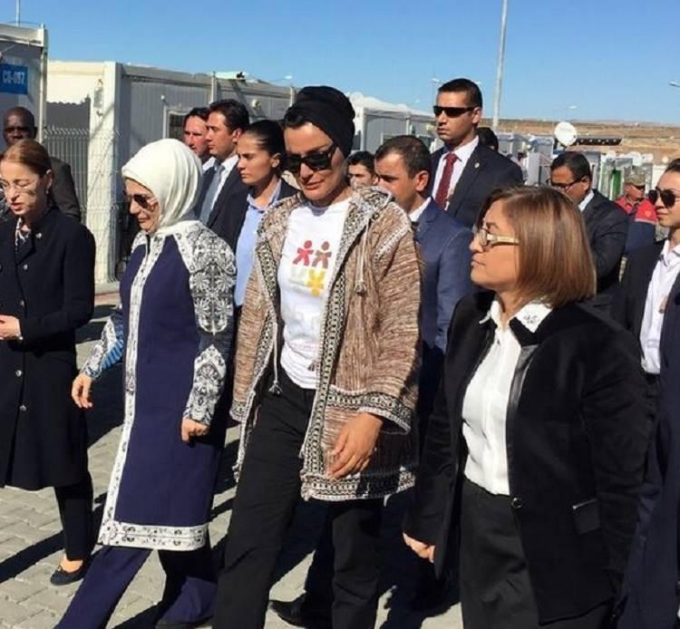 Emine erdoğan nizip'te suriyeli sığınmacılarla görüştü