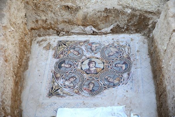Zeugma antik kentinde yeni mozaikler