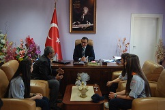 Yahya Altınbaş Anadolu Lisesi izcilerinden Kaymakam SARIFAKIOĞULLARI’na ziyaret Yahya Altınbaş Anadolu Lisesi izcilerinden Kaymakam SARIFAKIOĞULLARI’na ziyaret