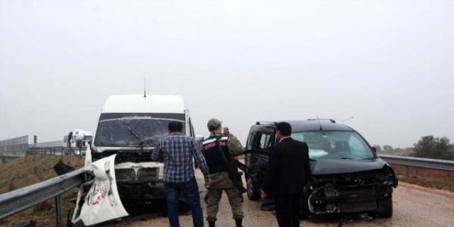 Öğrenci servisi ile hafif ticari araç çarpıştı: 10 yaralı