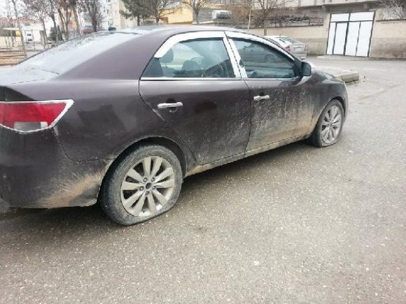 15 Otomobilin Lastikleri Kesildi 15 Otomobilin Lastikleri Kesildi