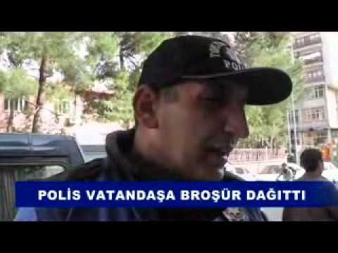 Polis vatandaşa broşür dağıttı