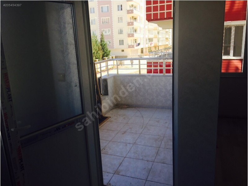 MÜSLÜM ERDOĞAN İLKOKULU YANINDA 2+1 120 m ² ARA KAT DAİRE