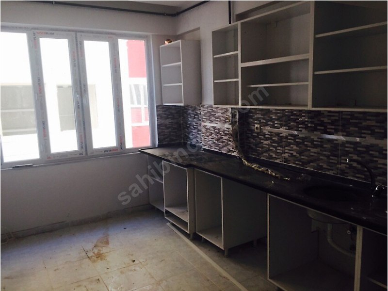MÜSLÜM ERDOĞAN İLKOKULU YANINDA 2+1 120 m ² ARA KAT DAİRE