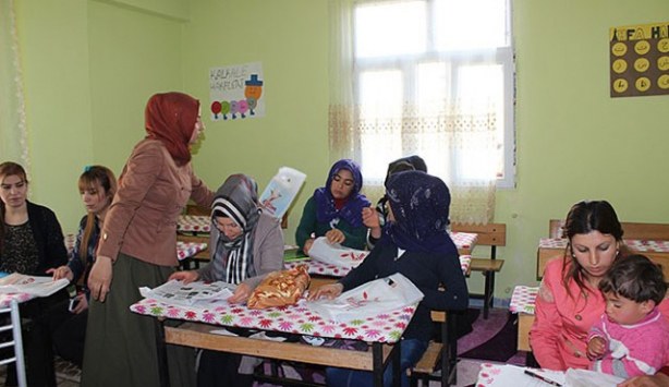 Suriyeli kadınlar barışın geleceği günü bekliyor