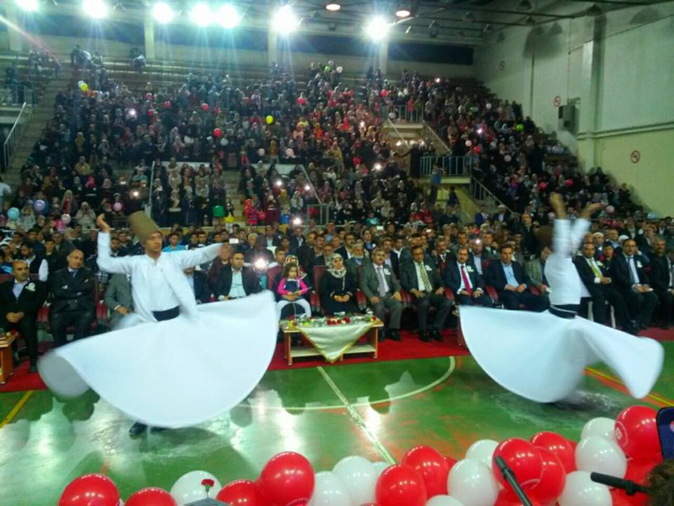 Nizip kapalı spor salonunda Kutlu Doğum Haftası kutlama programı düzenlendi. Nizip kapalı spor salonunda Kutlu Doğum Haftası kutlama programı düzenlendi.