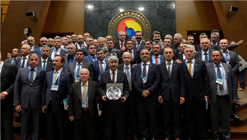TOBB Delegeliğinde 10.Yılını dolduran Mehmet Özyurt Hizmet Şeref Belgesini Cumhurbaşk TOBB Delegeliğinde 10.Yılını dolduran Mehmet Özyurt Hizmet Şeref Belgesini Cumhurbaşk