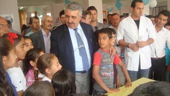 Ilçe milli eğitim müdürü cengiz gündeş adakli ortaokulu bilim şenliğinde