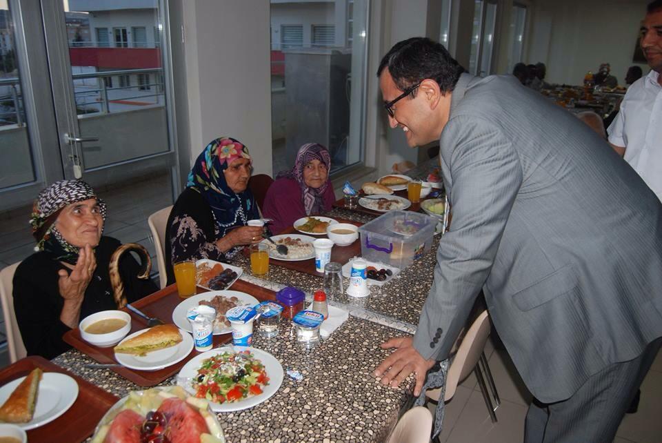 Nizip Kaymakamı Harun SARIFAKIOĞULLARI, Nizip Huzurevinde kalan yaşlılarımızla iftar Nizip Kaymakamı Harun SARIFAKIOĞULLARI, Nizip Huzurevinde kalan yaşlılarımızla iftar