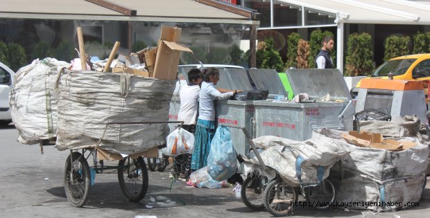 Suriyeli çocuklar oyuncak değil çöp kapmak için yarişiyor