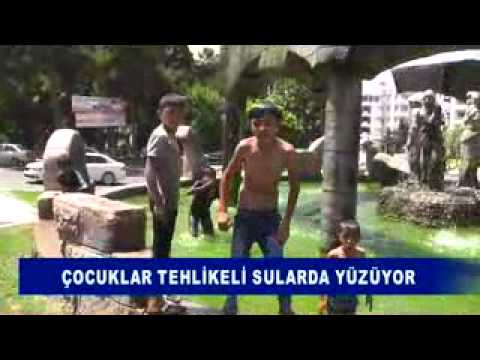 çocuklar tehlikeli sularda yüzüyor
