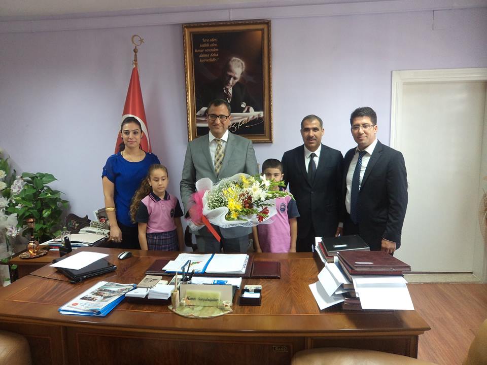 Salih Ekmekçi İlkokulu Müdürü, öğretmen ve okul öğrencileri, Nizip Kaymakamı Harun SA