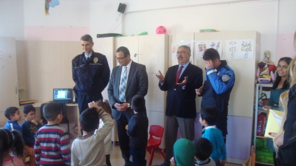 Nizip´in minik polisleri kimliklerini aldı.