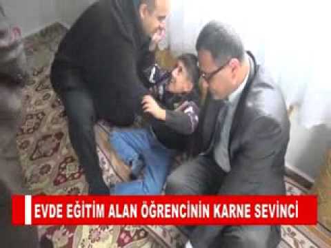 Evde eğitim alan öğrencinin karne sevinci
