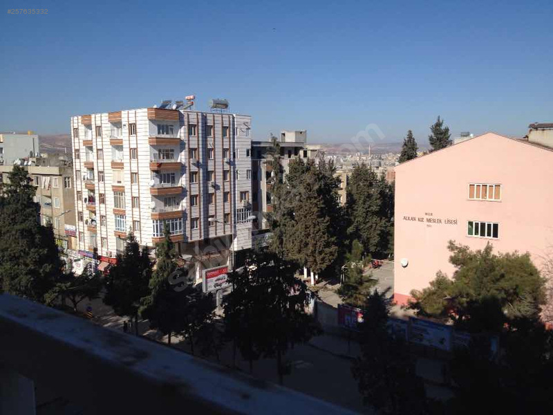 Yatirim gayrimenkulden okan parki karşisinda ana cadde üzeri 3+1