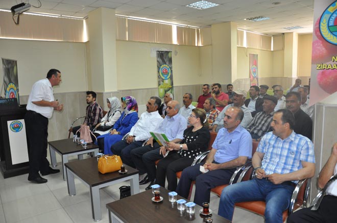 Ziraat odasin da  bulaşici hastalik ve hatali ilaçlama   konulu toplanti