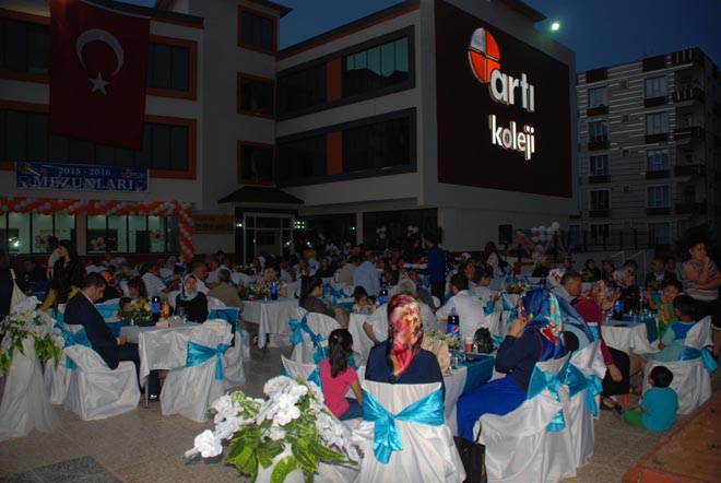 Arti kolejinde mezuniyet coşkusu