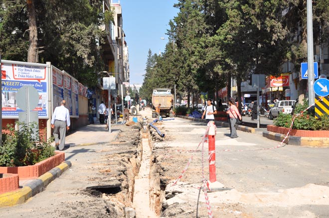 Bir yandan kazi, diğer yandan asfalt çalişmasi