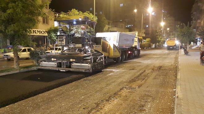 Nizip te asfalt ekipleri gece gündüz çalişiyor
