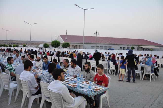 Gaziantep Valisi Sayın Ali YERLİKAYA tarafından, Suriyeli aileler ile öksüz ve yetim 