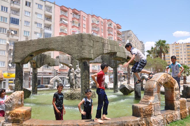 Parklar şenlendi, süs havuzlari plaja döndü