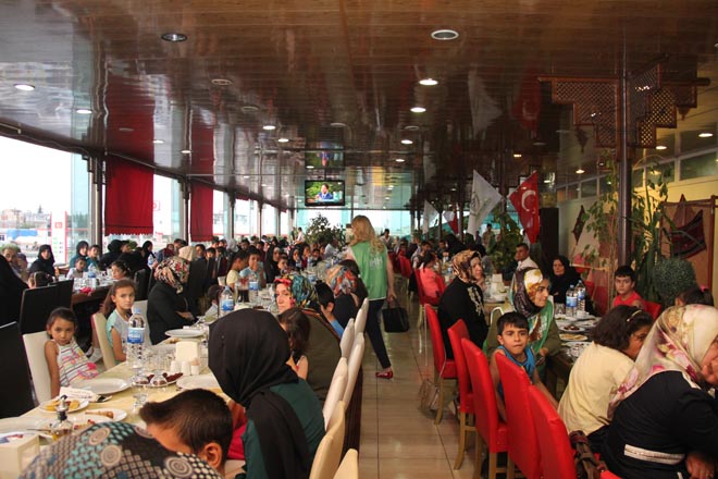 Ihh  dan suriyeli ve türk yetim çocuklara iftar