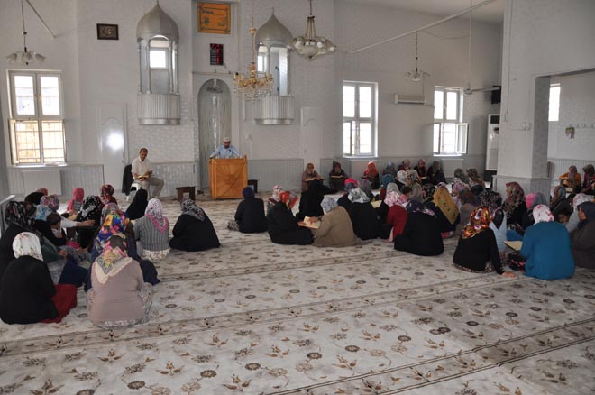Müftü şekerci kadin ve kiz çocuklari ile buluştu