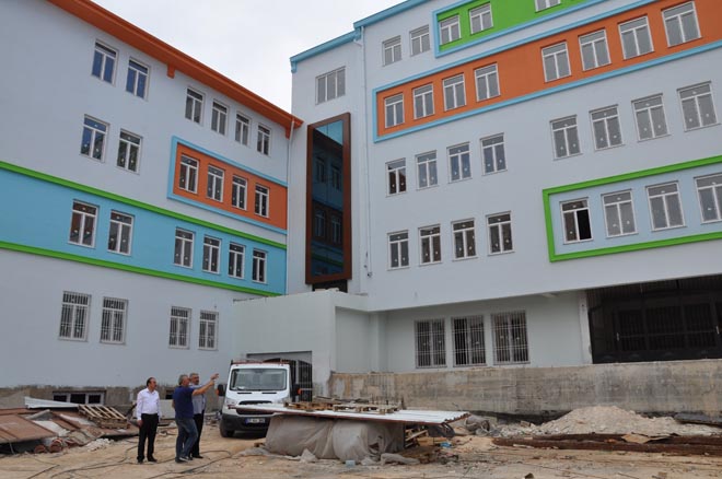 Gündeş, okul inşaatlarinda inceleme yapti