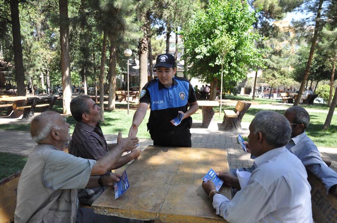 Polis ten havai fişek ve silah uyarisi