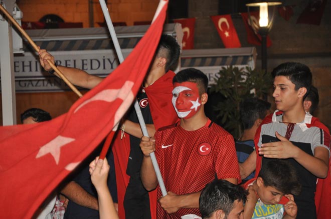 STK lar Demokrasi  Nöbetinde