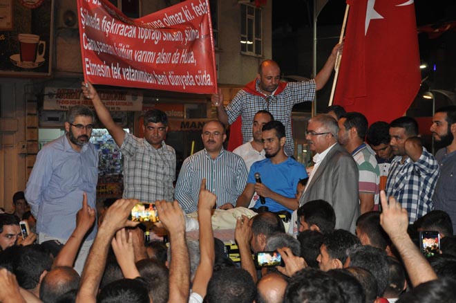 Darbe gazisi ambulansla geldiği meydanda kalabaliğa seslendi