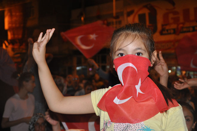 Demokrasi nöbeti sürüyor