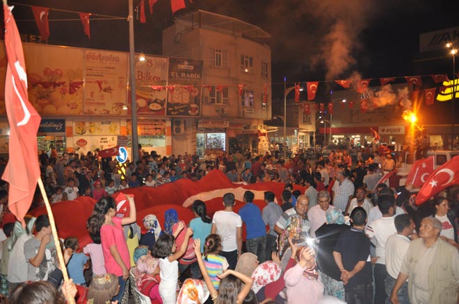Nizip te demokrasi nöbeti sürüyor