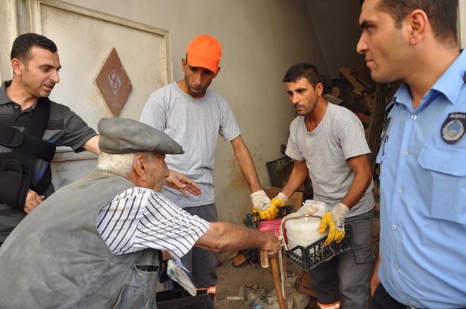 Kötü koku gelen evden 5 traktör çöp çikti