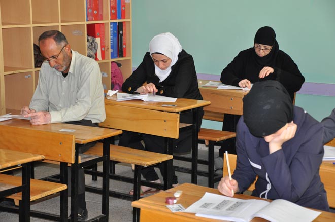 Suriyeli öğretmenler sinava girdi.