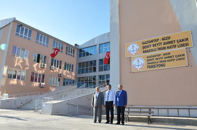 Nizip te el konulan okullara şehit isimleri verildi, tabelalari asildi