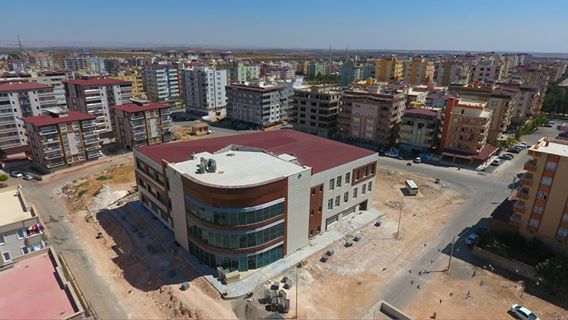 Nizip belediyesi nin yeni hizmet binasi bitme aşamasinda