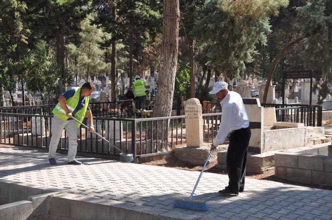 Nizip asri mezarliği nda bayram temizliği