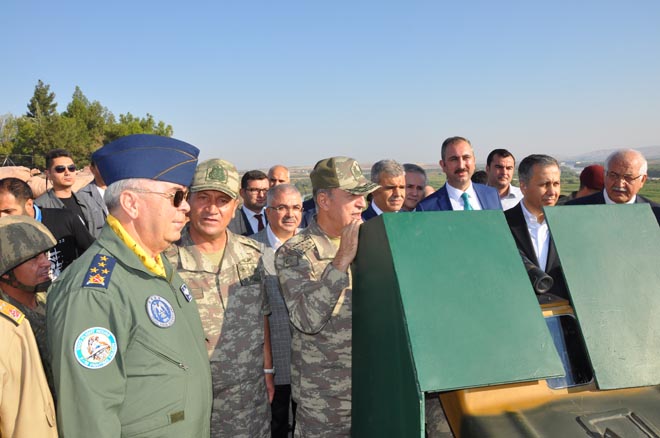 Genelkurmay başkani akar, sinirdaki askerlerle bayramlaşti