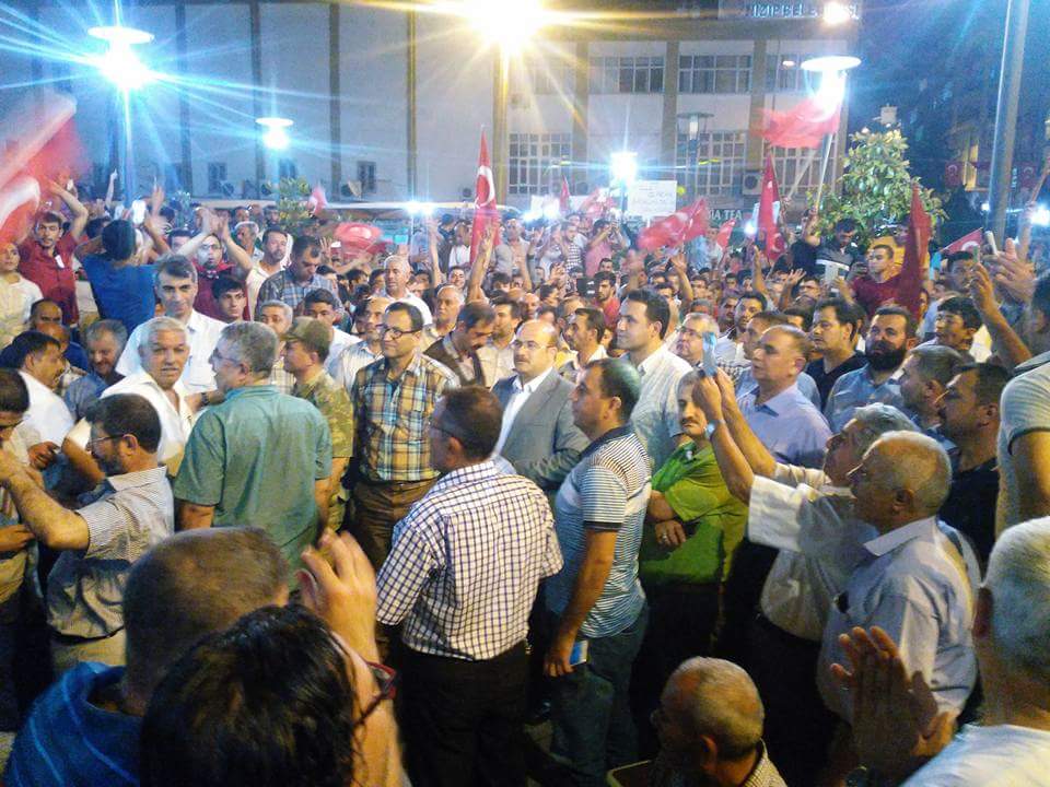 Darbecilere karşı dik durarak, sağduyulu davranıp demokrasimizin bekçisi olan tüm ilç Darbecilere karşı dik durarak, sağduyulu davranıp demokrasimizin bekçisi olan tüm ilç