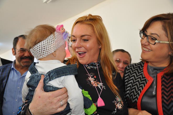 Hollywood stari lohan, suriyelileri ziyaret etti