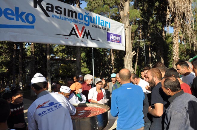 Kasimoğullari aşure dağitti