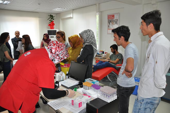 üniversite öğrencileri kan bağişladi
