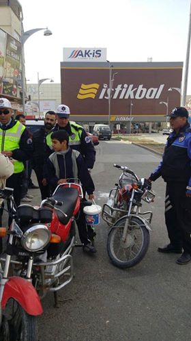 Polis motosiklet sürücülerini denetledi