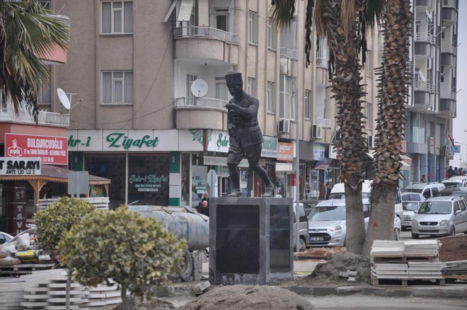 Atatürk büstü yeni yerinde