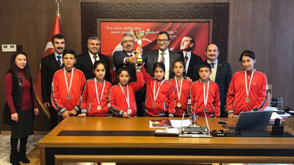 Şampiyonlar Nizip Kaymakamı Sayın  Harun SARIFAKIOĞULLARI´nı Ziyaret Etti