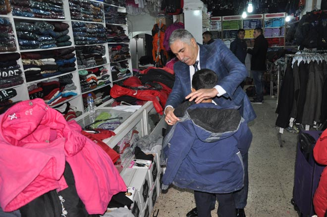 çinaroğlu ndan öğrencilere mont yardimi