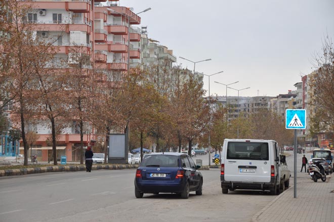 Nizip te yön ve uyari levhalari